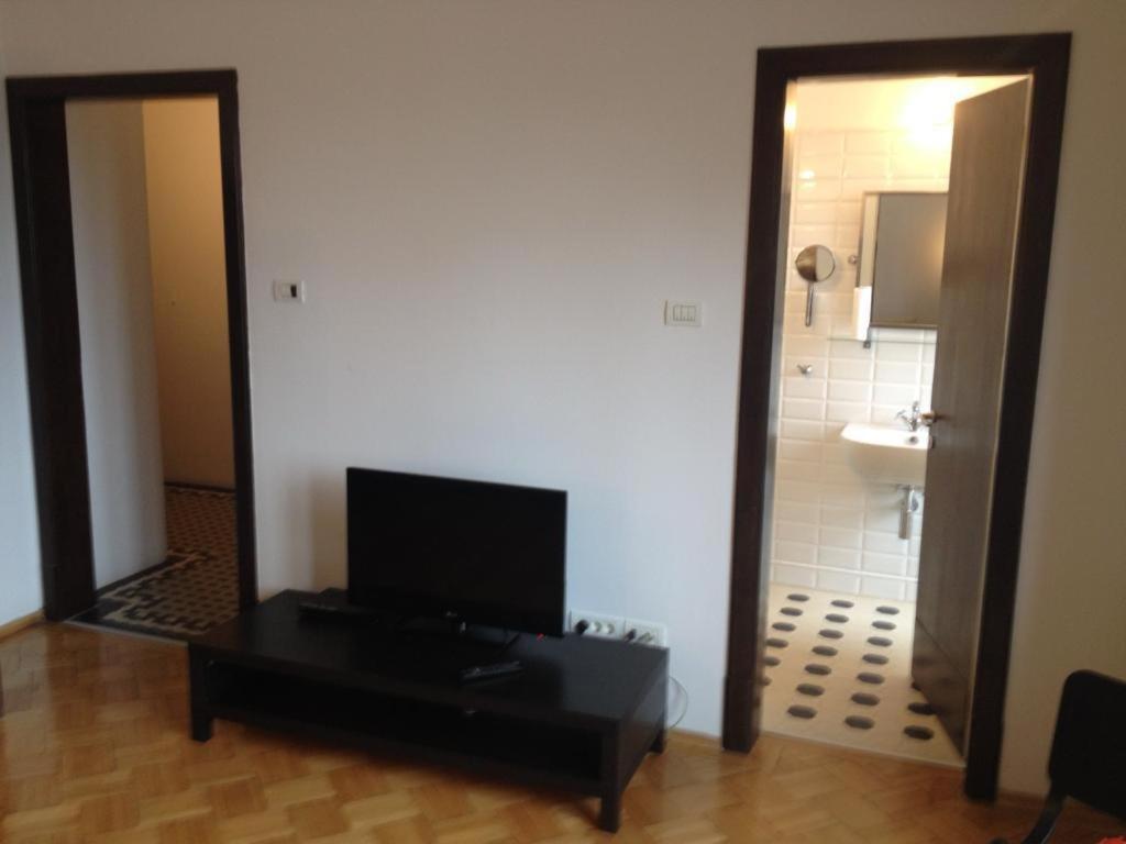 Central Studio Across From Intercontinental Bukarest Exterior foto