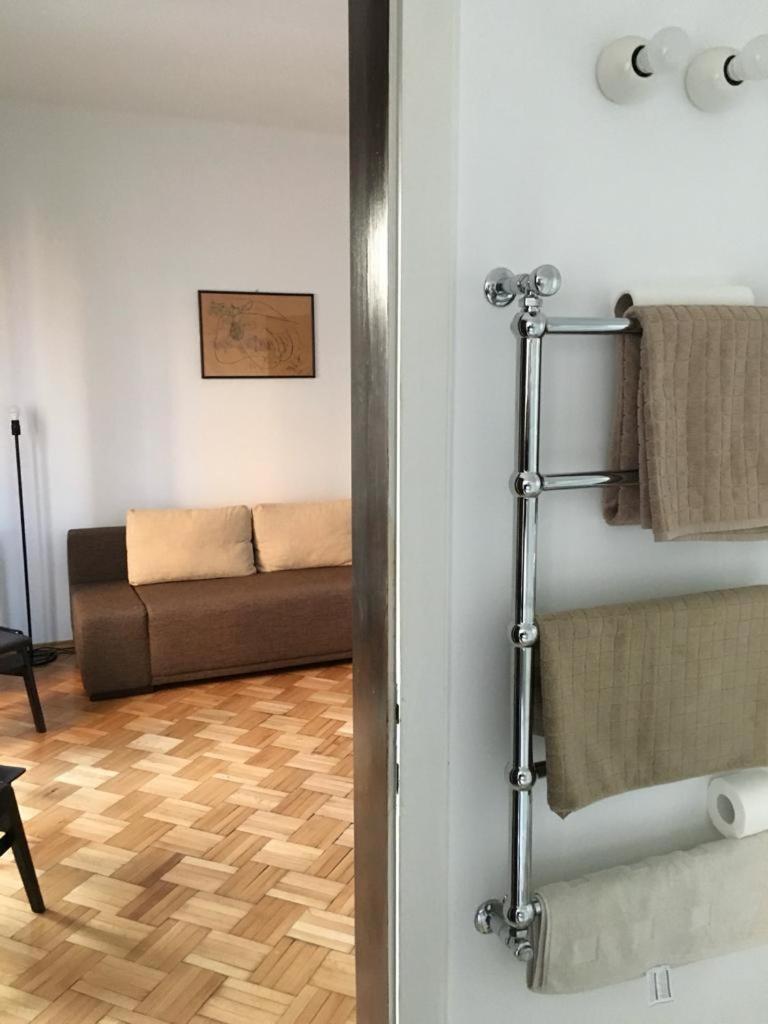 Central Studio Across From Intercontinental Bukarest Exterior foto